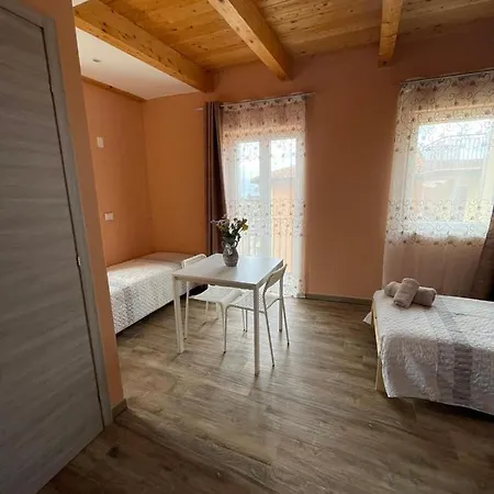 לינה וארוחת בוקר Garden House *